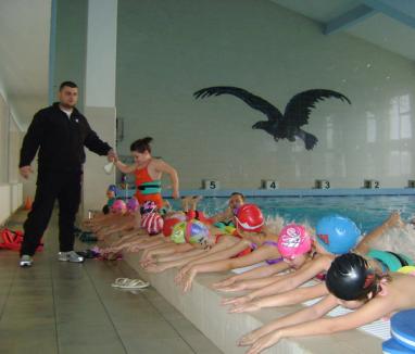 Lăsaţi copiii să înveţe să înoate!